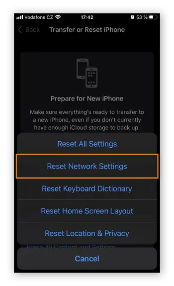 Återställ alternativ på iPhone med Återställ nätverksinställningar markerat.