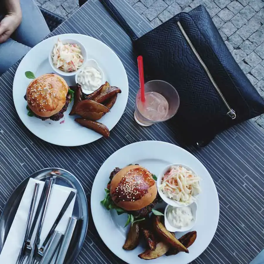 foodiesfeed-hampurilaiset, joissa on matala jäätä sisältävä limonadi